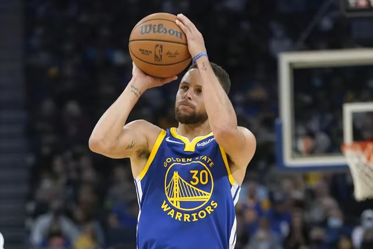 包含库里连续二十场比赛得分超过势不可挡，勇士挑战极限！的词条